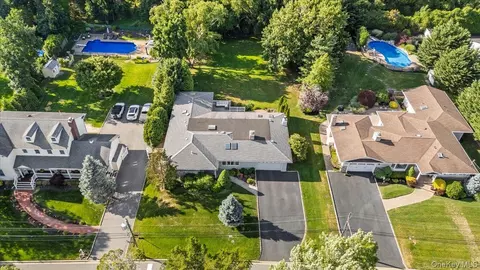 18 Hickman St, Syosset, NY 11791