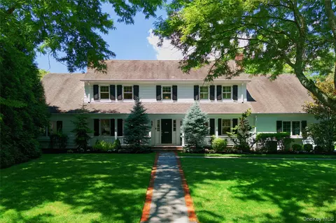 77 Brookside Dr, North Hempstead, NY 11030