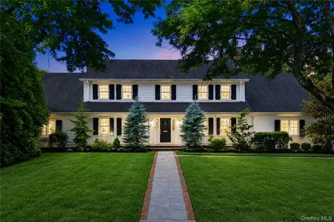 77 Brookside Dr, North Hempstead, NY 11030