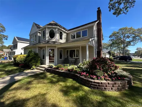 77 Toomey Rd, West Islip, NY 11795