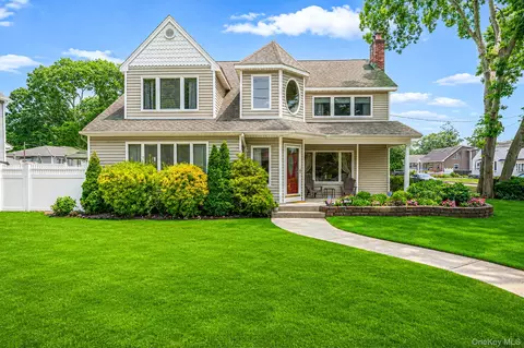 77 Toomey Rd, West Islip, NY 11795