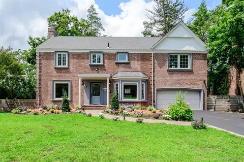 18 Pond Park Rd, North Hempstead, NY 11023
