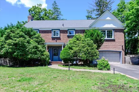 18 Pond Park Rd, North Hempstead, NY 11023