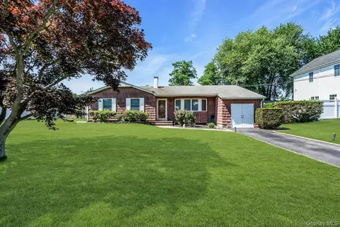15 Duel Dr, Holbrook, NY 11741