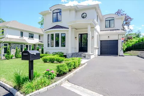 9 Greenway Ter, North Hempstead, NY 11024