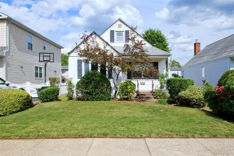 172 Wellington Rd S, Garden City, NY 11530