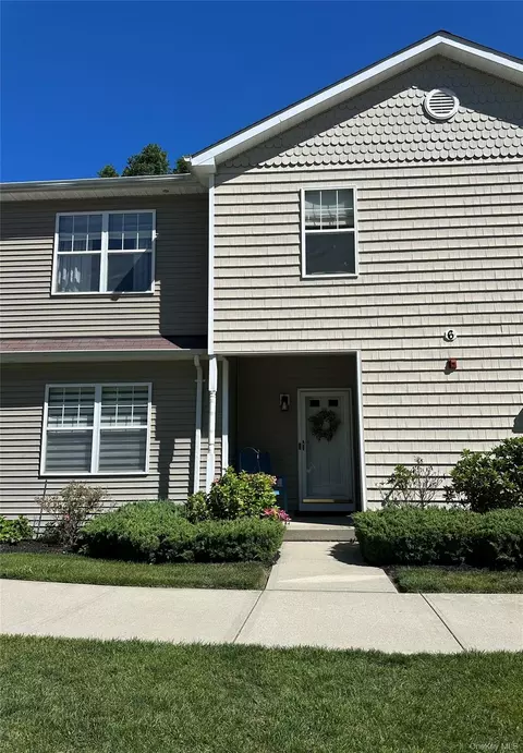 33 Daremy Cir, Medford, NY 11763