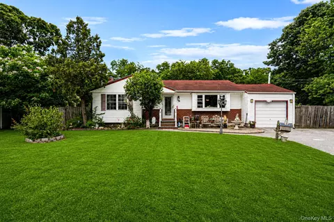 14 Urn Ct, Brentwood, NY 11717