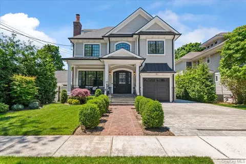 66 Liberty Ave, Rockville Centre, NY 11570