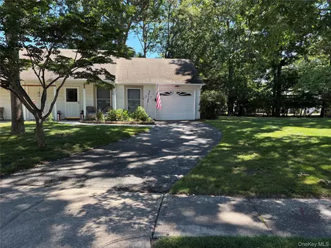 152 Laurance Ln # B, Ridge, NY 11961