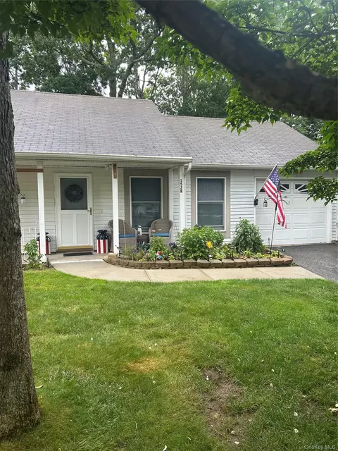 152 Laurance Ln # B, Ridge, NY 11961