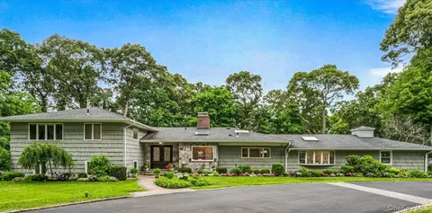 19 Tappentown Ln, Glen Head, NY 11545