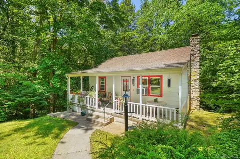 1017 Quaker Bridge Rd E, Cortlandt, NY 10567