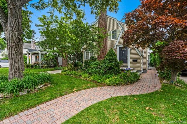 84 Fernwood Ter, Stewart Manor, NY 11530