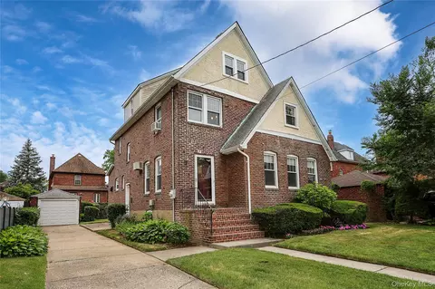 48 Surrey Cmns, Lynbrook, NY 11563