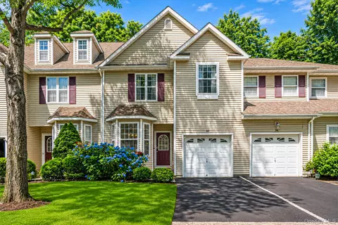 38 Avery Ct, Nesconset, NY 11767