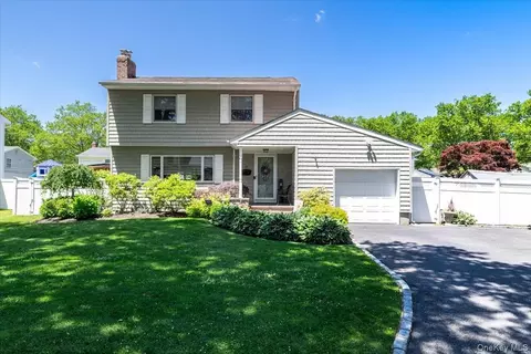 19 Sycamore St, Melville, NY 11747