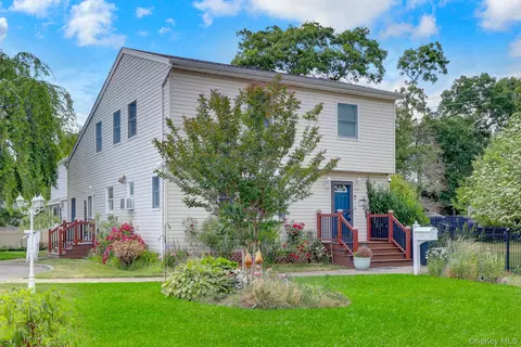 301 Oak Neck Rd, West Islip, NY 11795
