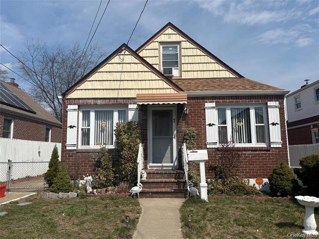 7 Catherine Ct, Elmont, NY 11003