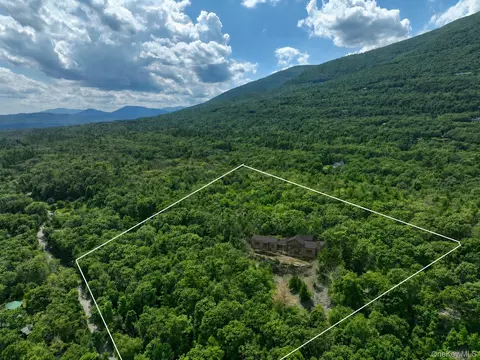 400 Stoll Rd, Saugerties, NY 12477