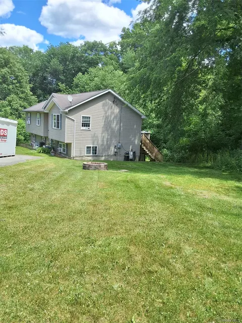28 Jorge Ln, Wallkill, NY 12589