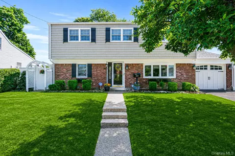 332 N Monroe Ave, Lindenhurst, NY 11757