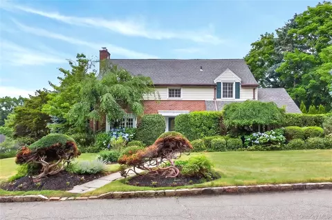 10 Ridge Dr, North Hempstead, NY 11050
