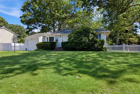 34 Hollo Dr, Holbrook, NY 11741
