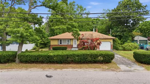 385 Manhattan Blvd, Islip Terrace, NY 11752