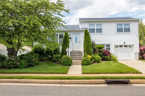 60 Lewis St, Freeport, NY 11520