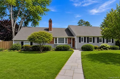 5 Arrowhead Pl, Huntington, NY 11743