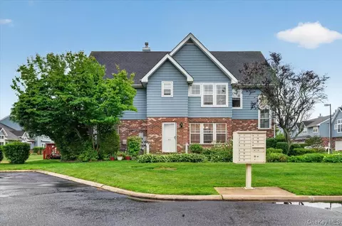 41-43 Broadlawn Dr, Central Islip, NY 11722