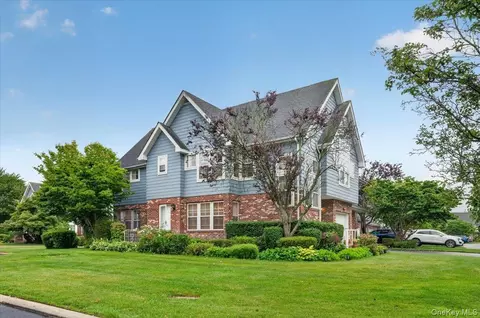 41-43 Broadlawn Dr, Central Islip, NY 11722