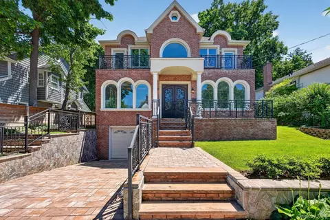 25 Maple Grove St, North Hempstead, NY 11023