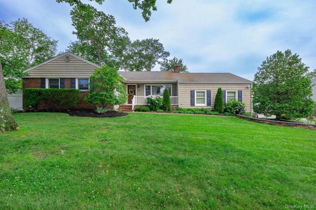 48 William Penn Dr, Stony Brook, NY 11790