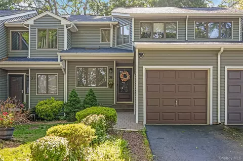 39 Jeremy Cir, Nesconset, NY 11767