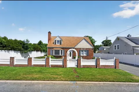 5 E 4th St, Huntington Station, NY 11746