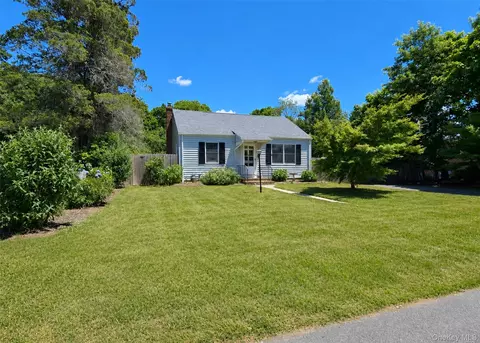 9 Mcgaw Ave, Lake Grove, NY 11755