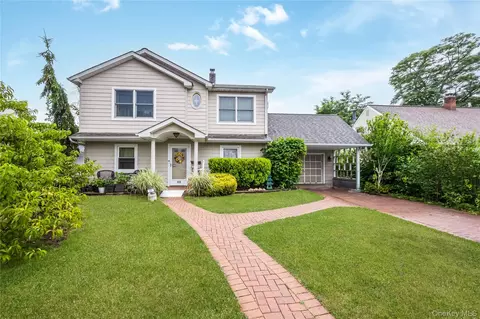 53 Primrose Ln, Levittown, NY 11756