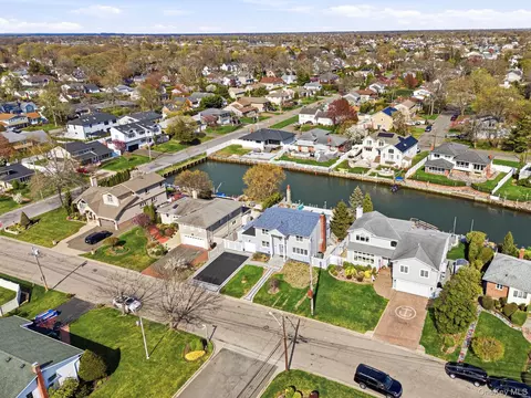 204 Bayview Ave, Massapequa, NY 11758