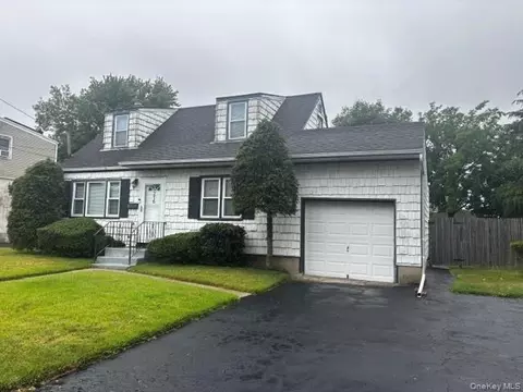 216 Bergen Ct, Copiague, NY 11726