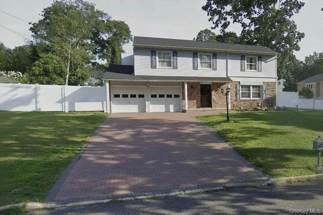 23 Essex Dr, Coram, NY 11727