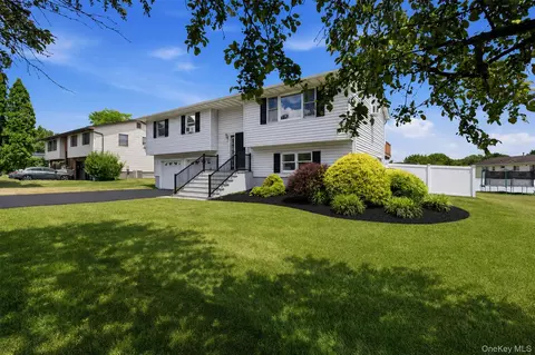 41 Guernsey Dr, New Windsor, NY 12553