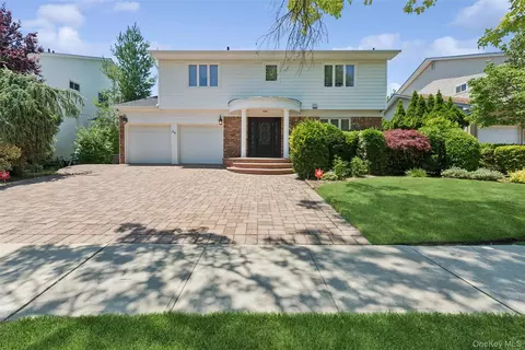44 Gale Dr, Valley Stream, NY 11581