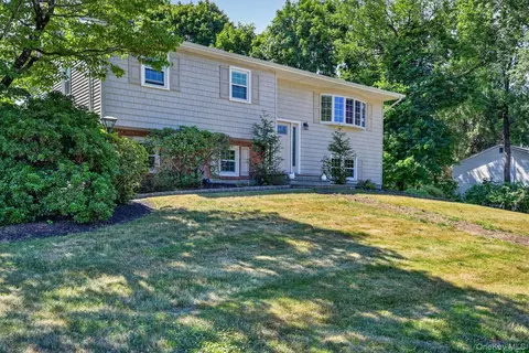 1 Scher Dr, Clarkstown, NY 10956