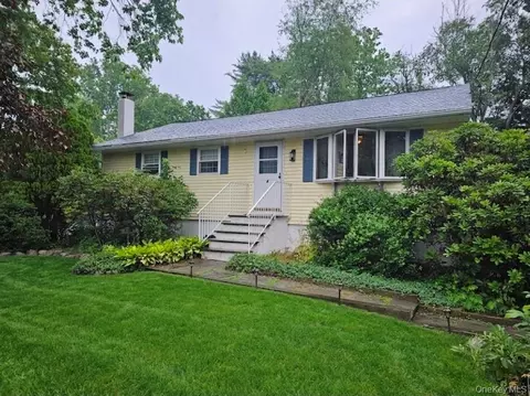 4 Pinegrove Dr, Mamakating, NY 12790