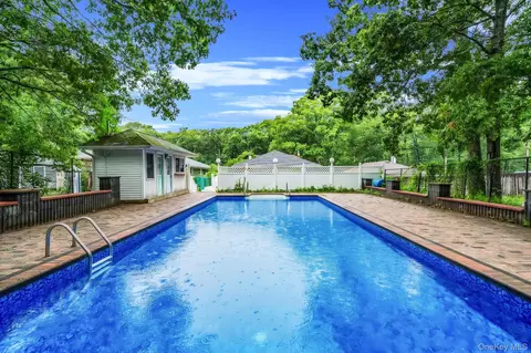 138 River Rd, Shirley, NY 11967