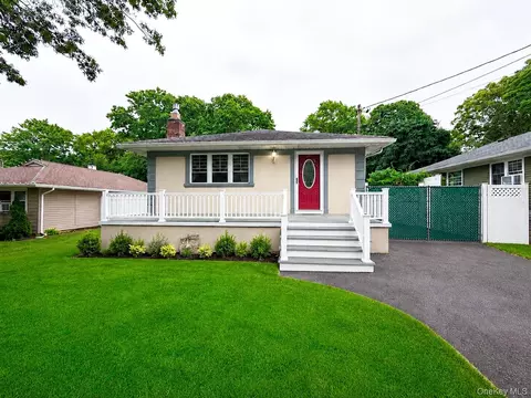 138 River Rd, Shirley, NY 11967
