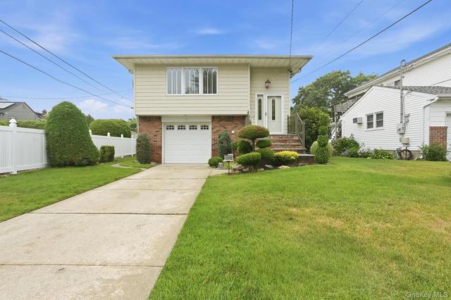 6 N Park Dr, North Massapequa, NY 11758