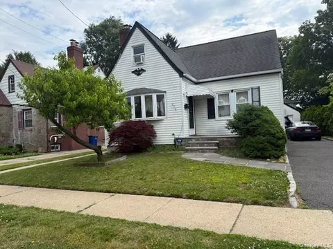526 N 12th St, New Hyde Park, NY 11040